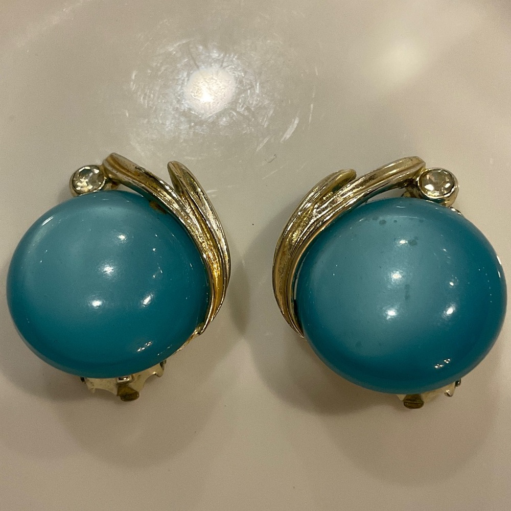 Vintage LISNER Signed Gold Tone Turquoise Blue Moon Glow Lucite earrings